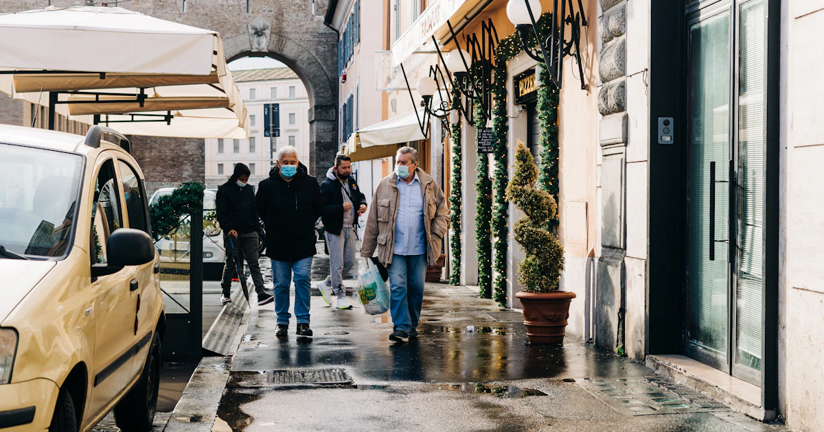 Persone camminano in una via dello shopping affollata, mostrando l’eterogeneità dei contesti urbani in cui ogni PV opera