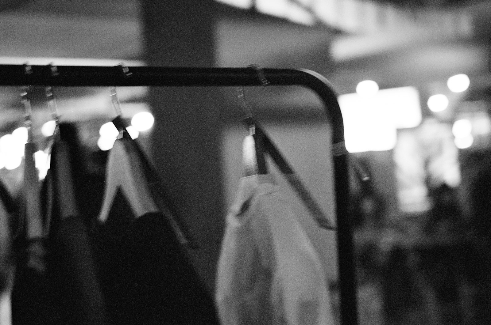 Appendiabiti vuoti in un negozio di abbigliamento senza clienti