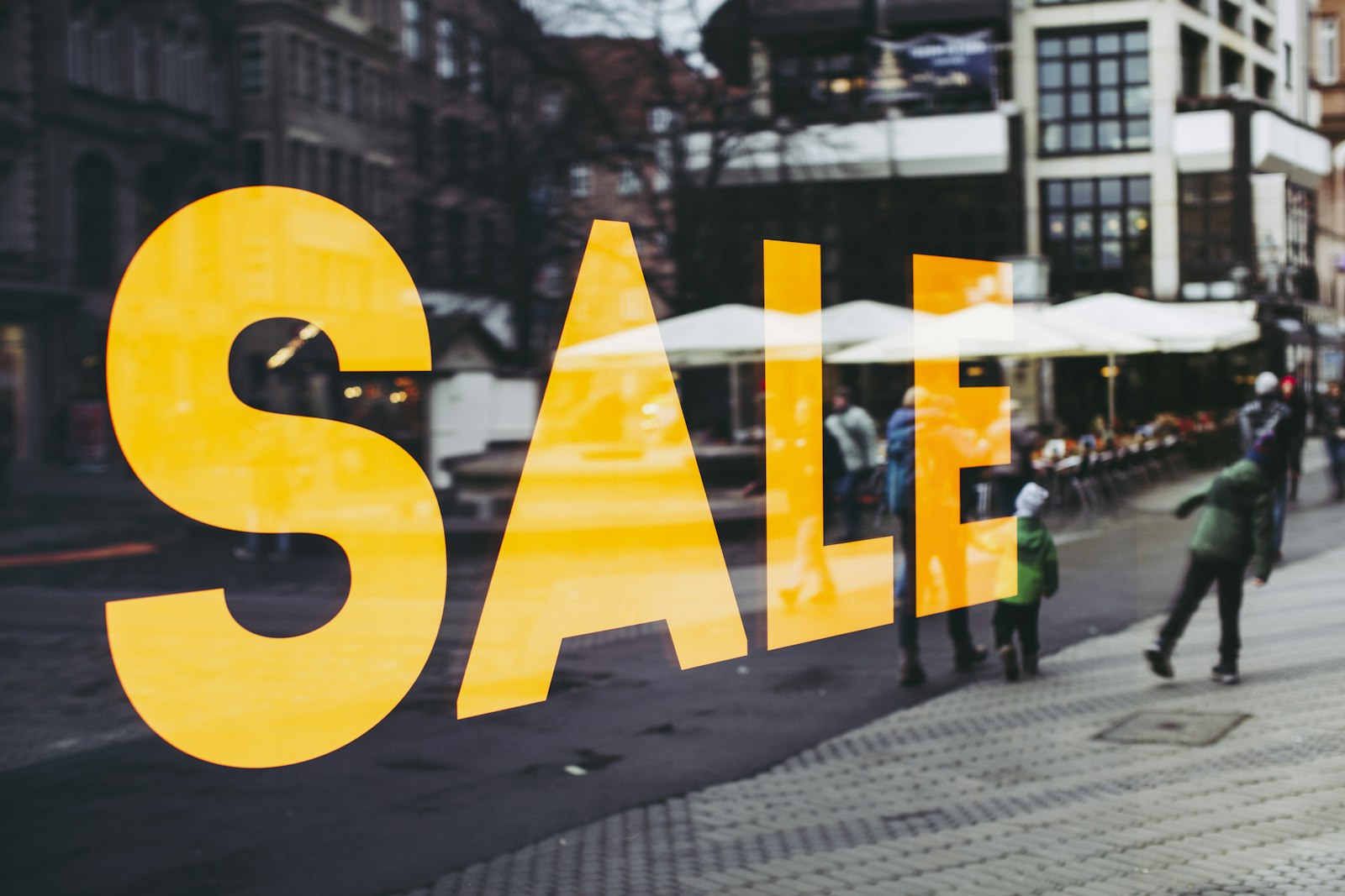 Cartello sconto in vetrina su una via commerciale europea
