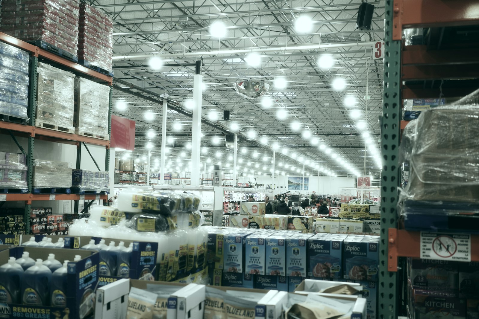 Corsia ampia di un grande punto vendita della distribuzione moderna